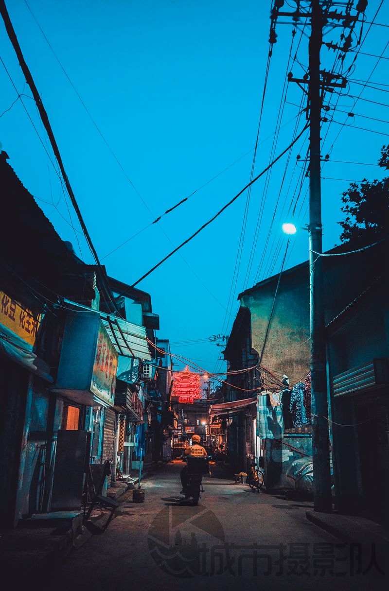 送夜宵的外卖小哥，为城市市民奔波在大街小巷