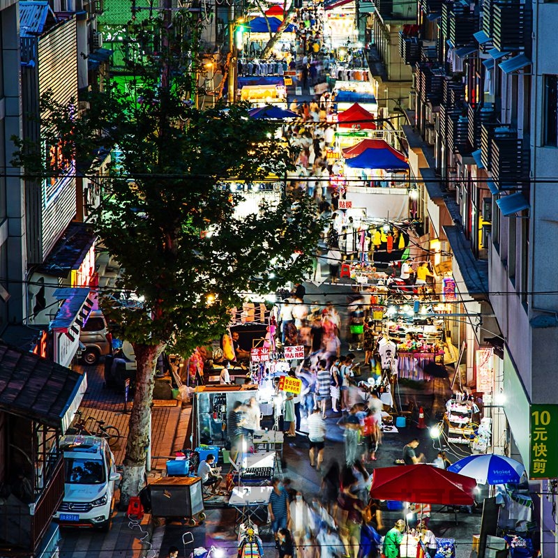 700米的保成路夜市人气渐旺