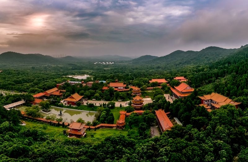 霞落灵泉寺