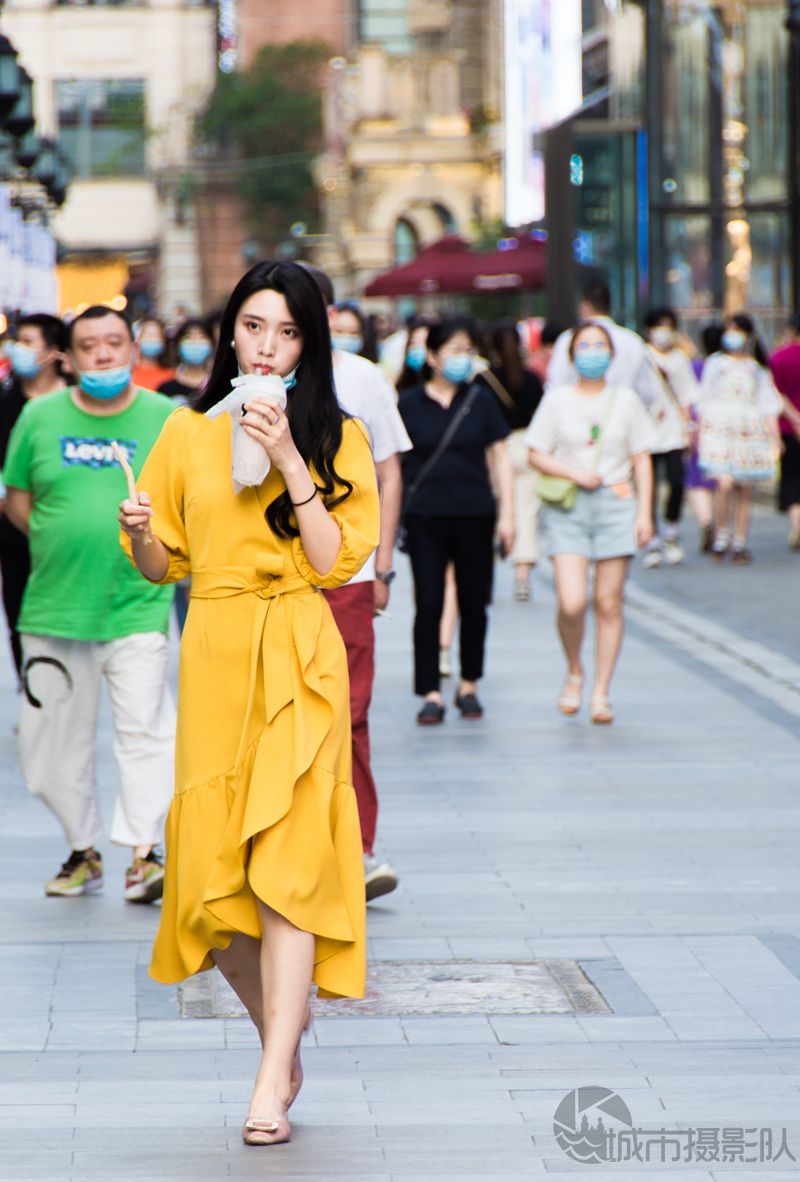 楚河汉街逛街的美少女