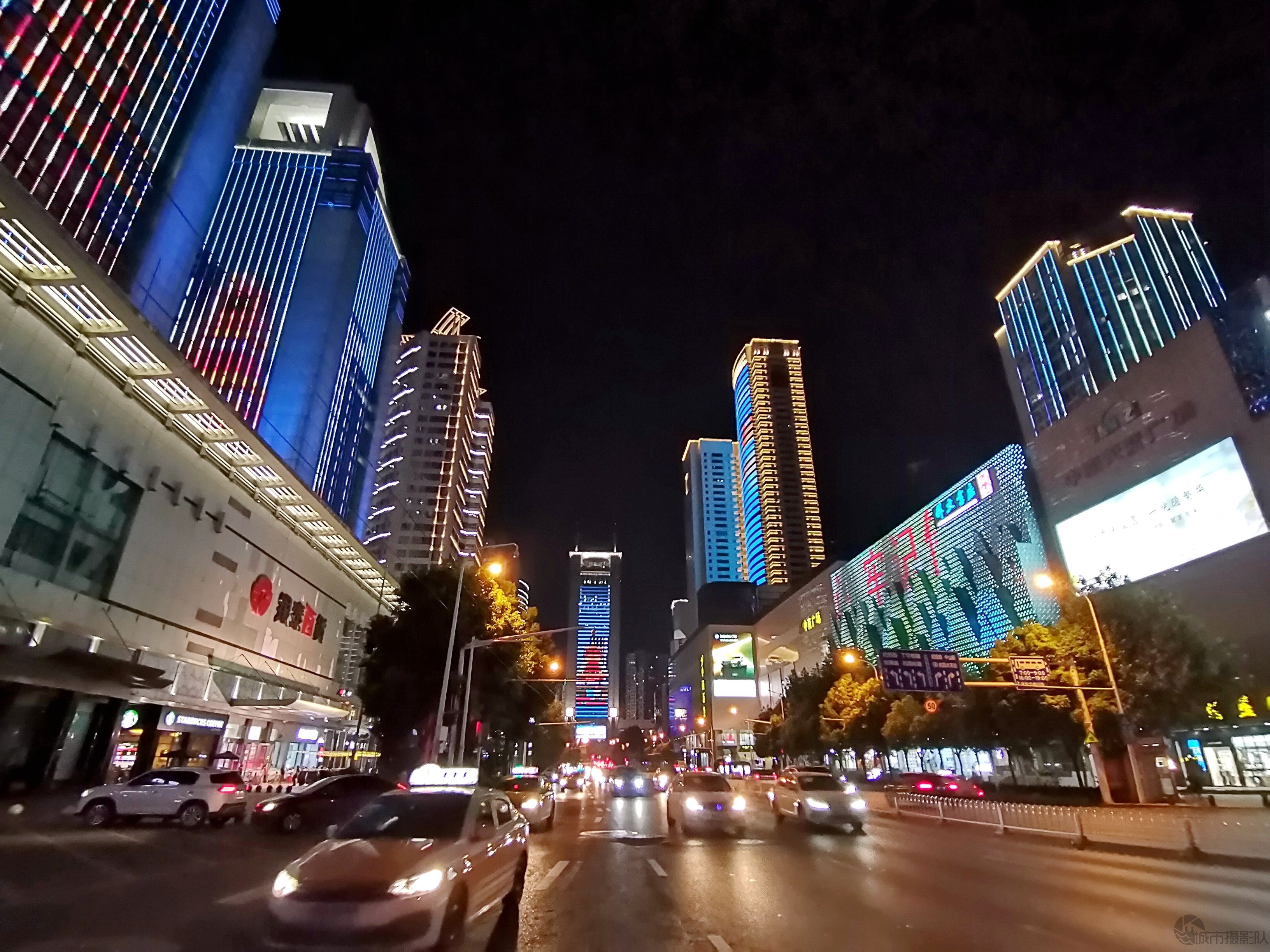 武昌区中南路，夜晚如同白昼