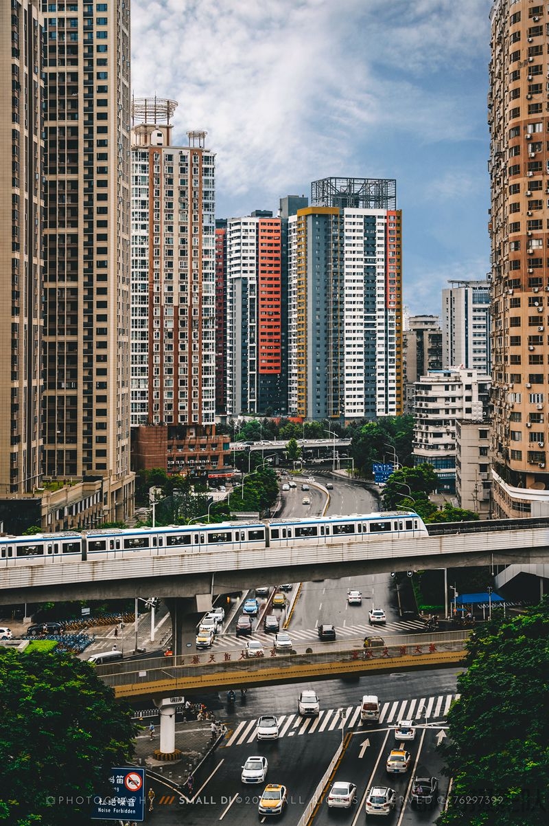 穿梭在闹市的轻轨