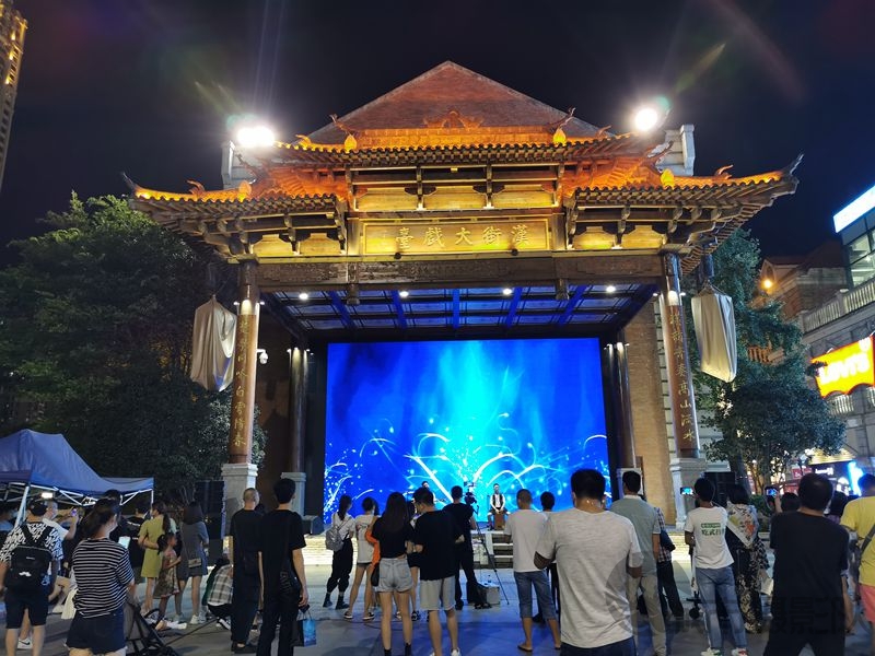 楚河汉街上的大舞台