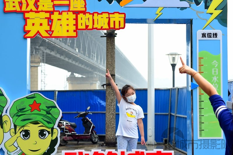 武昌桥头下的宣传取景框旁