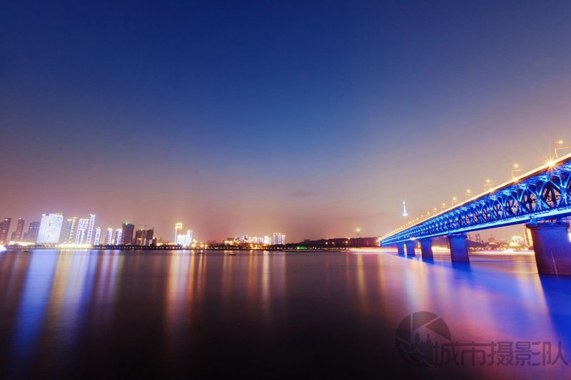 夜晚的长江大桥
