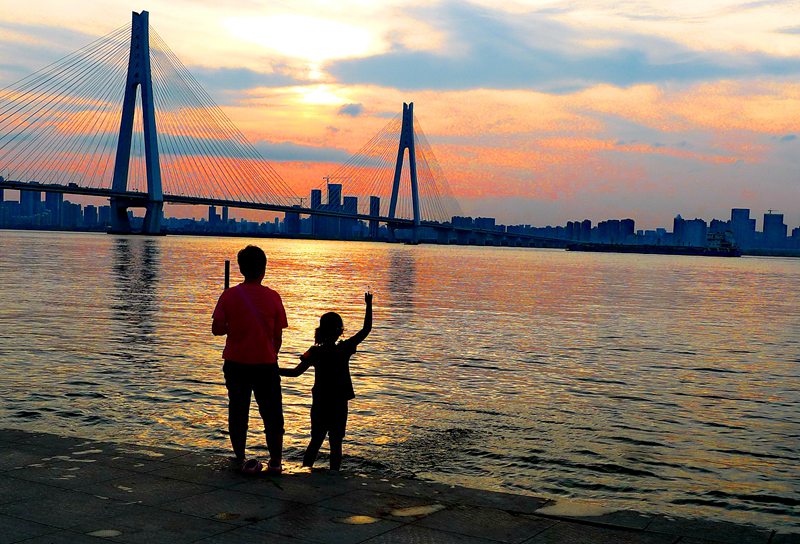 夕阳下的二七长江大桥