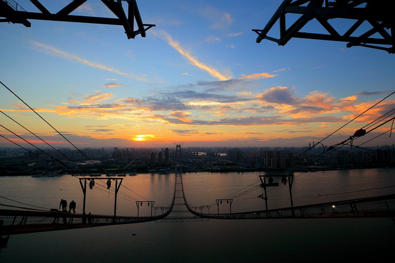 夕阳下的杨泗港大桥