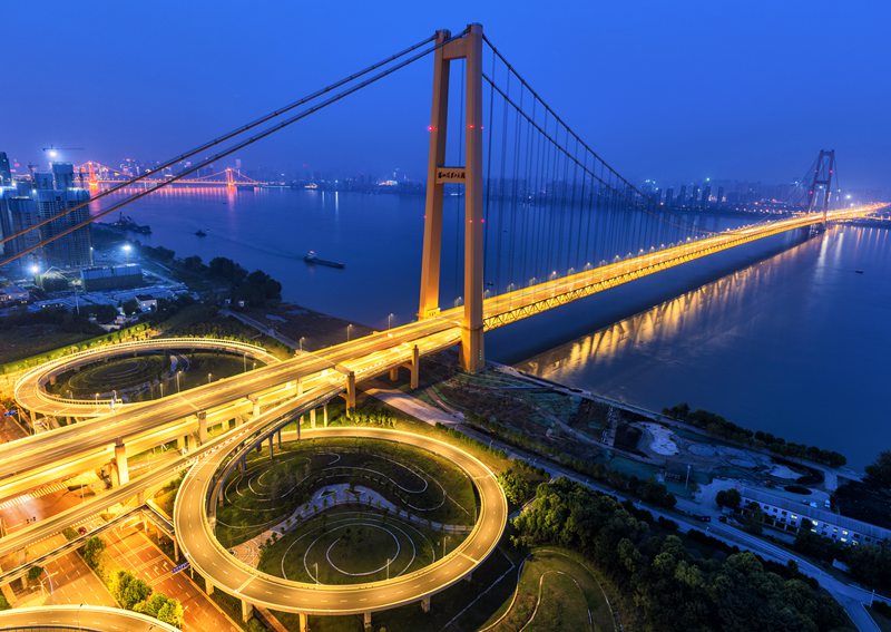 夜幕下的杨泗港大桥