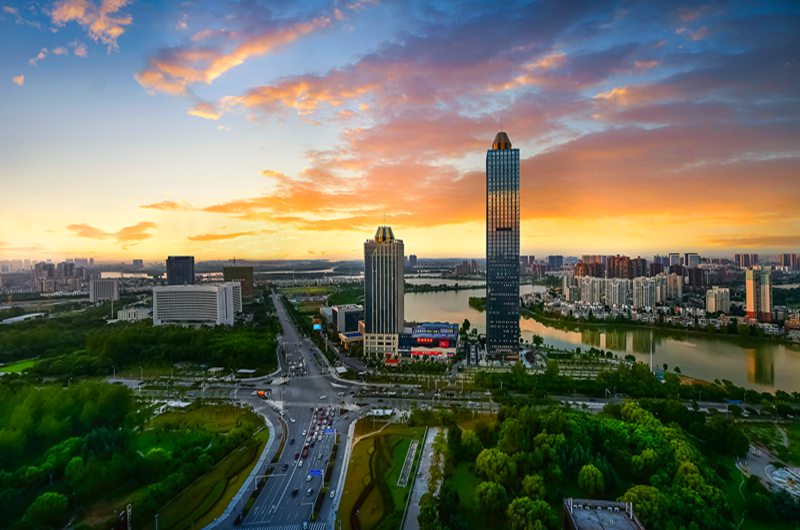夕阳照耀金银湖