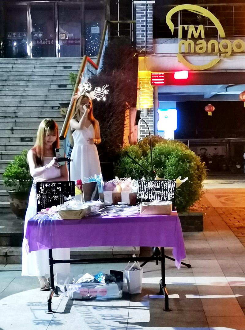 两位美女摆地摊