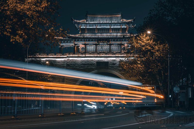 夜色璀璨铁门关