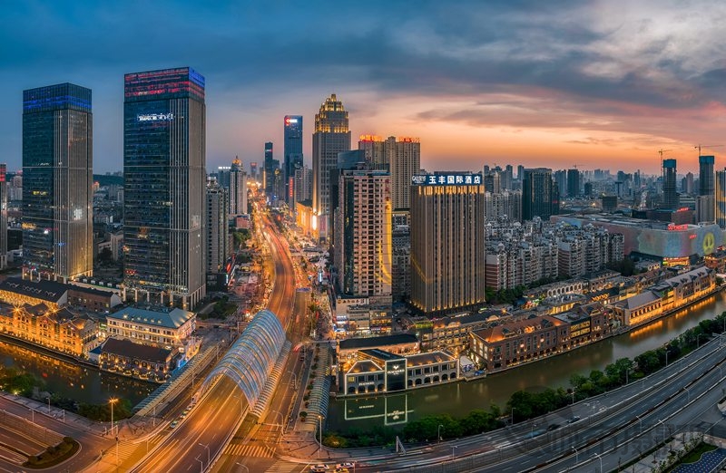 夜幕下的楚河汉街