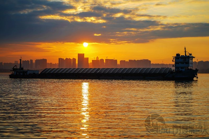 夕阳下的江城武汉
