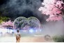 童话世界-一小朋友被”东湖之眼“这五光十色的夜景所吸引，仿佛置身于童话世界（8月18日晚摄于东湖之眼）。金成钢摄影