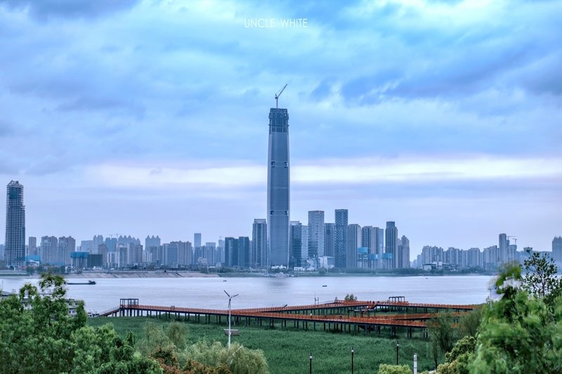从汉口江滩望对面