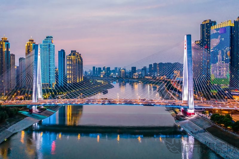 月湖桥汉江两岸之夜