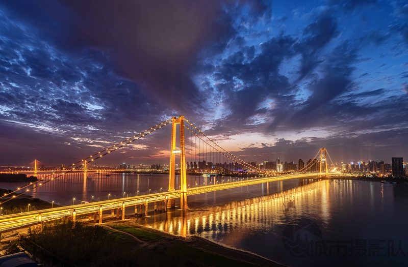 灯火辉煌-拍摄于杨泗港江边