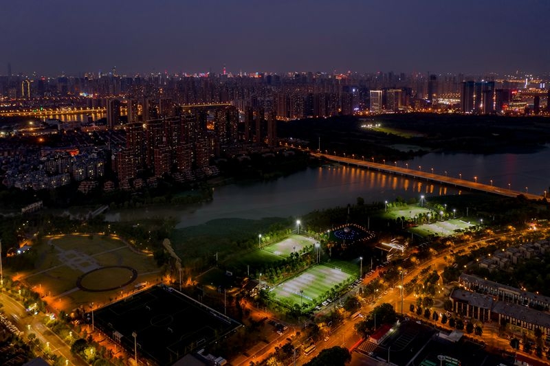 夜色下的足球公园