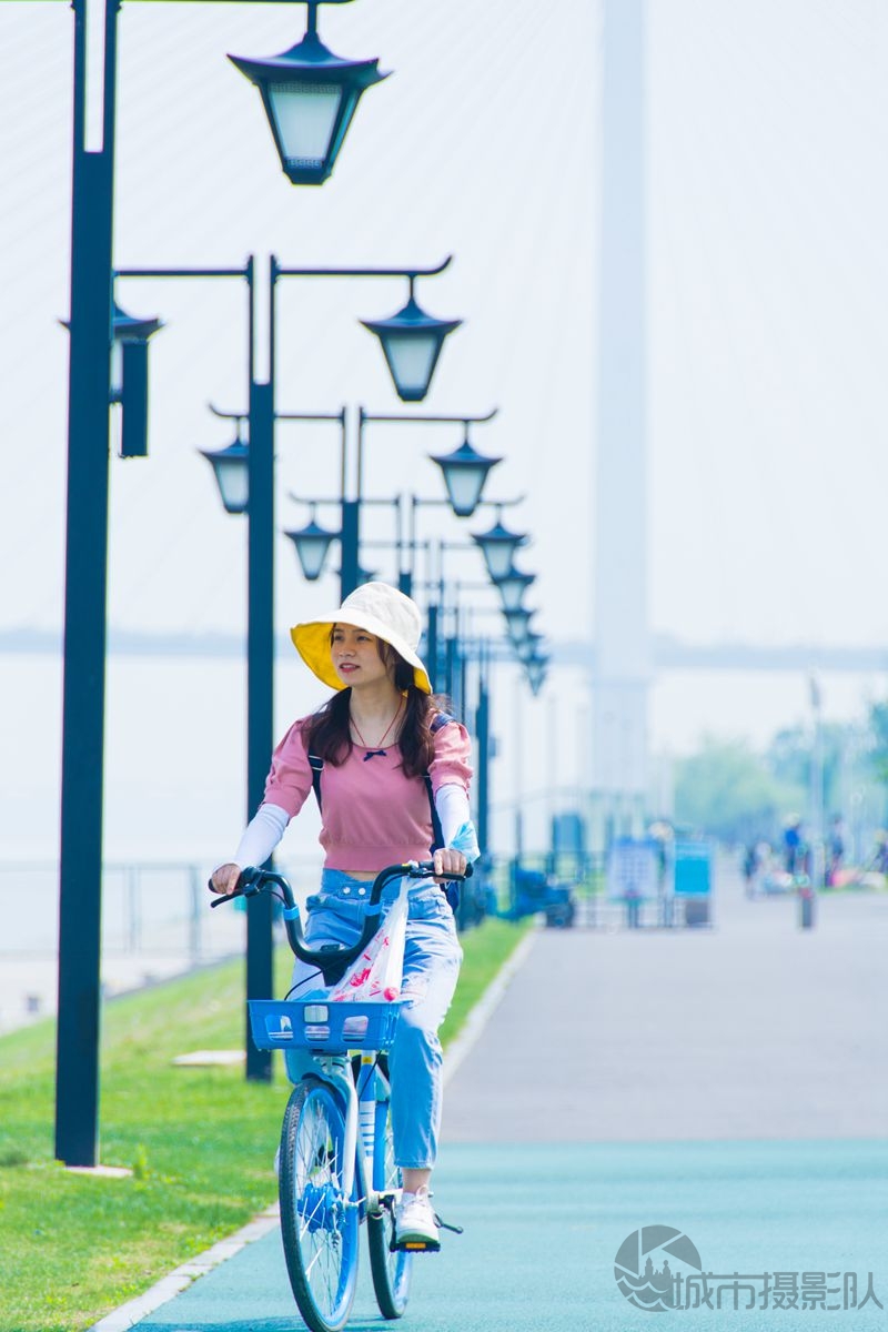 游玩青山江滩的美少女
