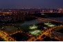 夜色下的足球公园，夜幕降临在草坪上滚动，释放了压力，点燃了激情，飞扬的汗水，酣畅的运动。黄晓辉摄影