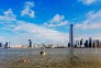 这边风景独好-蓝天白云大美江滩，韩昶光摄影