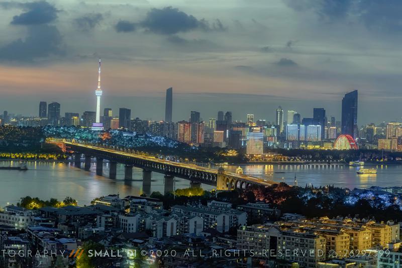 长江两岸灯火辉煌