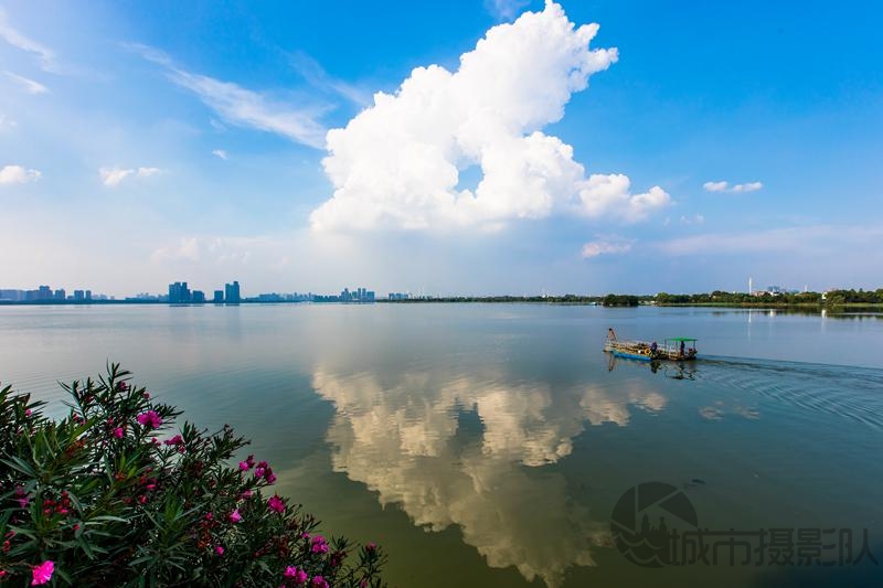 东湖里的天空之镜