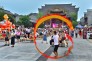 《舞龙高手》长江日报城市摄影队 邹幼勤 摄于汉口里。