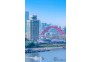 2021年3月14日，武汉阳光明媚，市民游客来到汉阳晴川阁晴川酒店游江滩，逛晴川古迹，欣赏樱花之美。 
