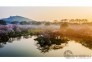 朝霞映照东湖樱花园宛如仙境 2021年3月14日清晨，湖北武汉东湖樱花园弥漫着清香和雾气，园中盛开的樱花与朝霞交相辉映，宛如仙境。赵广亮  摄影 电话：13397191997 (7)