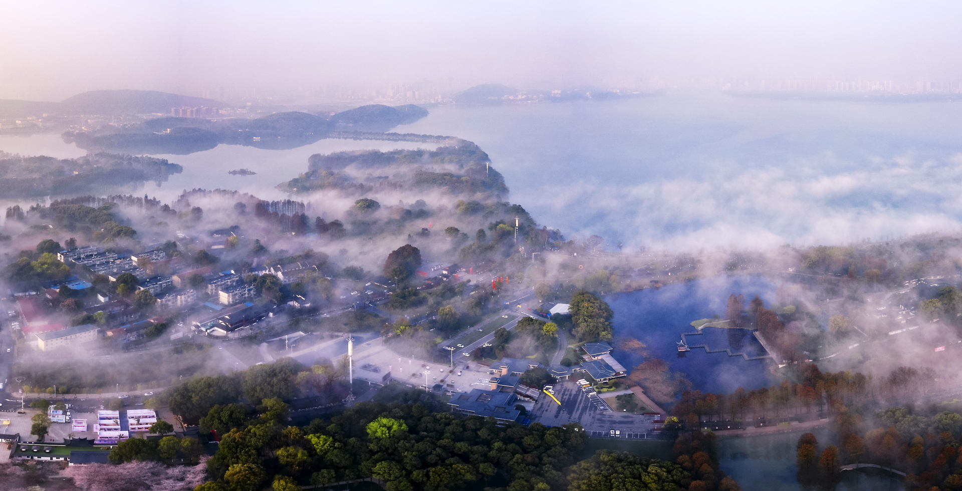 东湖晨雾