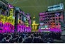 3月21日起，江汉路上演主题灯光秀，吸引络绎不绝的市民观看。