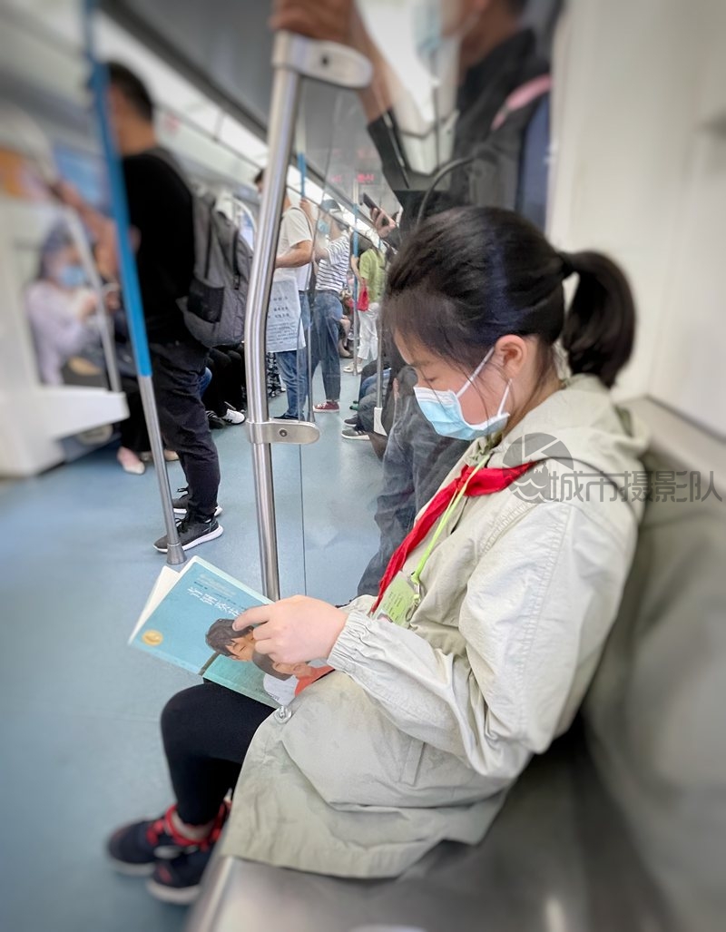 地铁上的读书娃
