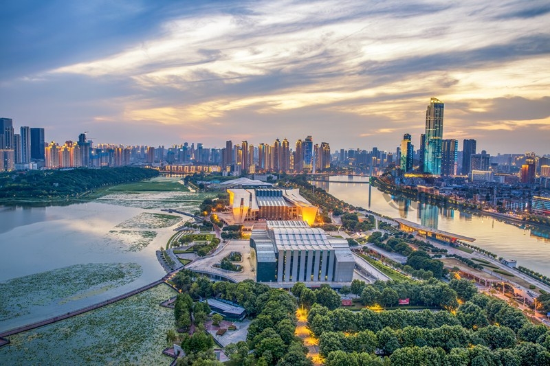 夕阳下的武汉琴台剧院