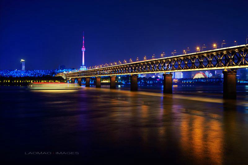 夜晚，武汉的那些桥很璀璨