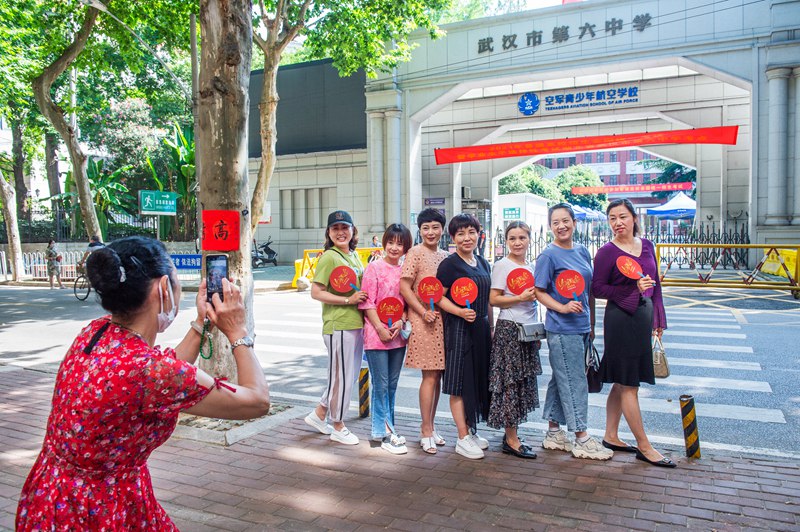考点外的家长们