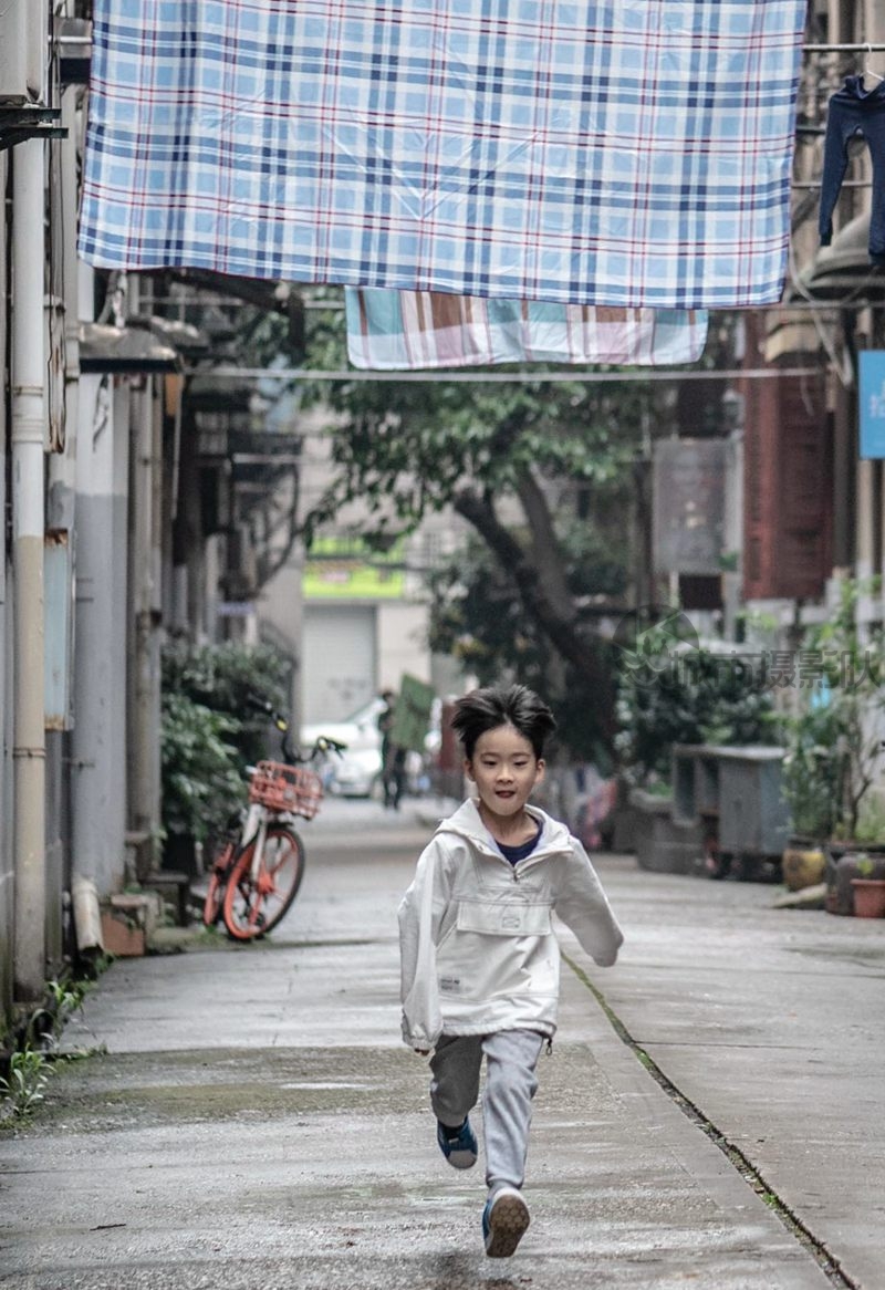 老街上奔跑的孩子