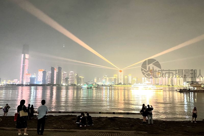 长江上空的激光