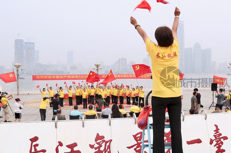 共唱红歌庆七一
