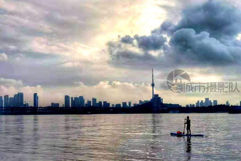 江面上的浆板者