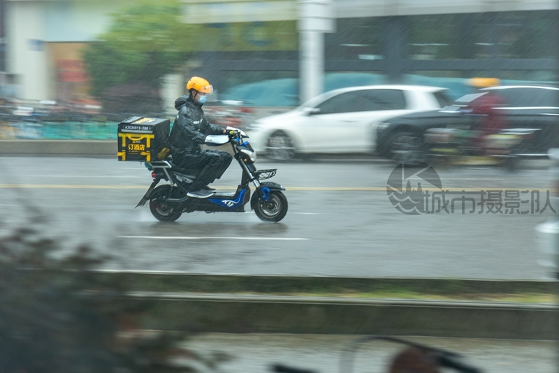 奔波在暴风雨中