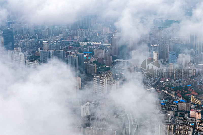 雨后透过云隙看城区
