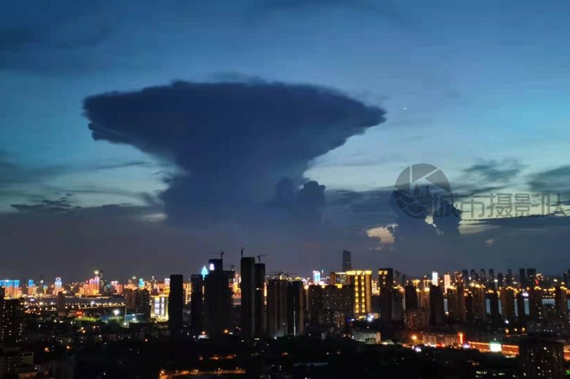 武汉上空长了一朵大蘑菇