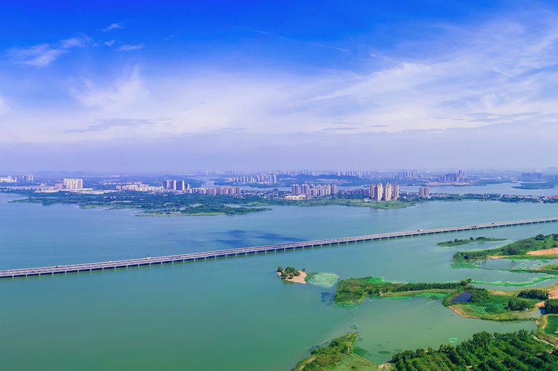 蓝天下的后官湖大桥