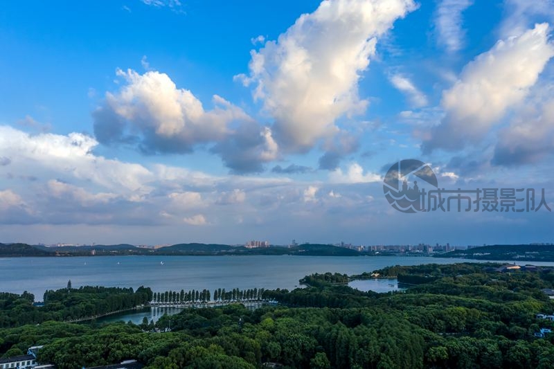 傍晚,东湖梨园的天空