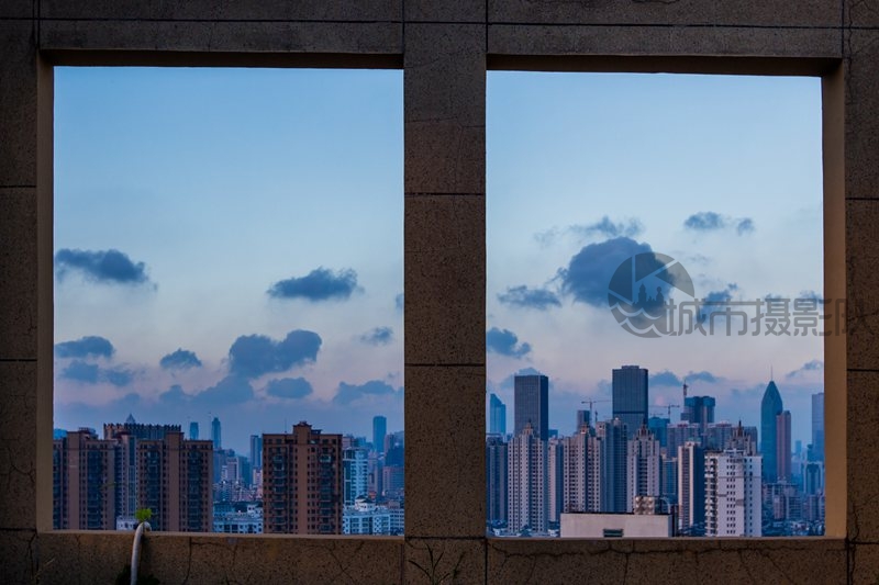 窗外，水墨江城