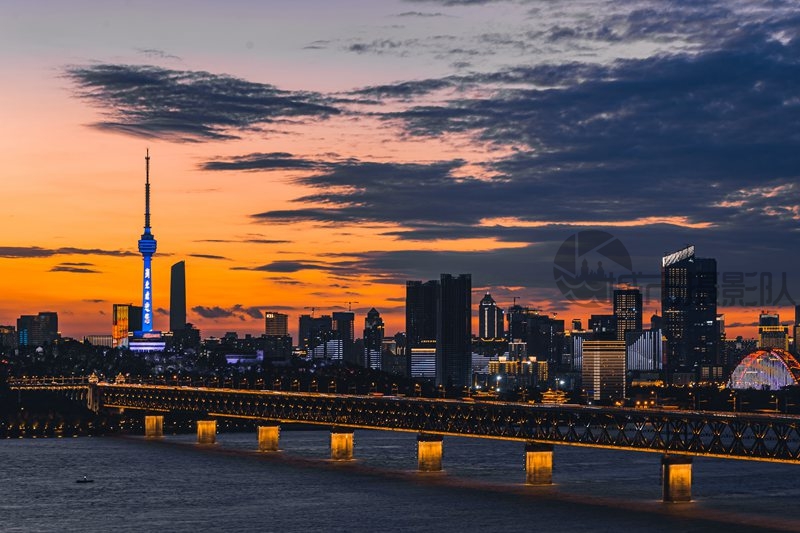 斜阳照在大桥上
