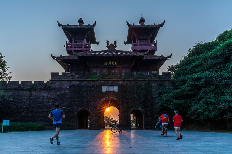 楚城门跑向朝阳
