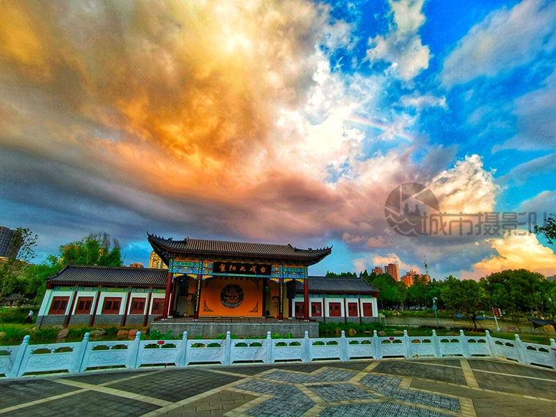 晚霞下的紫阳大戏台