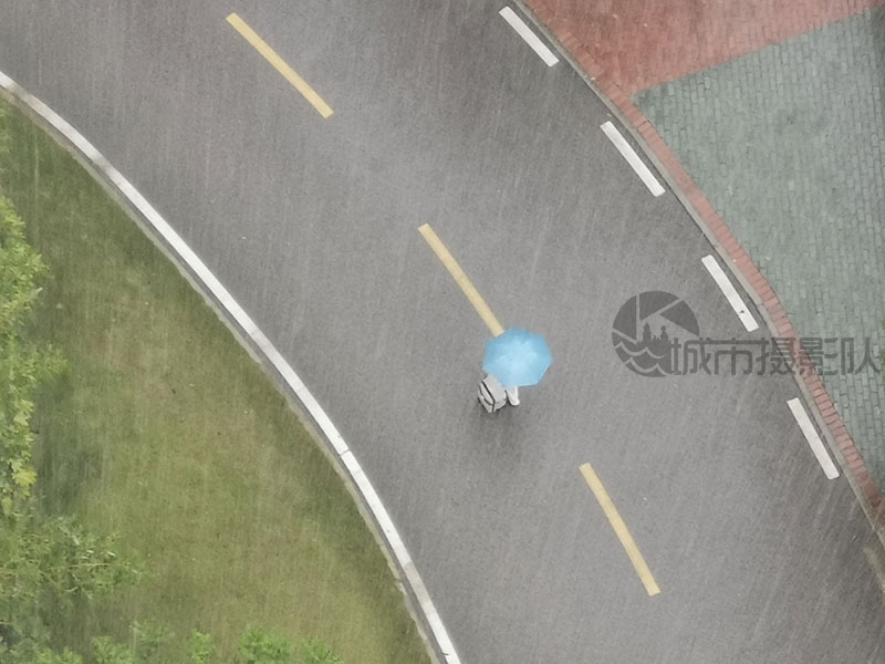 雨中的孤独